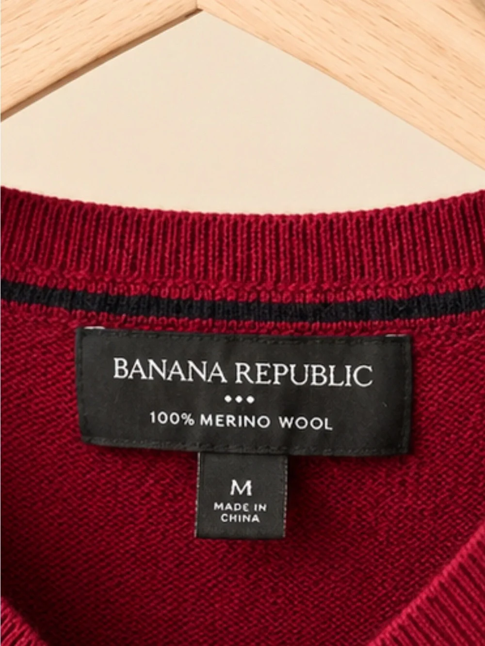 Banana Republic Womem V-Neck Sweater. 100% Merino Wool- like new✨✨